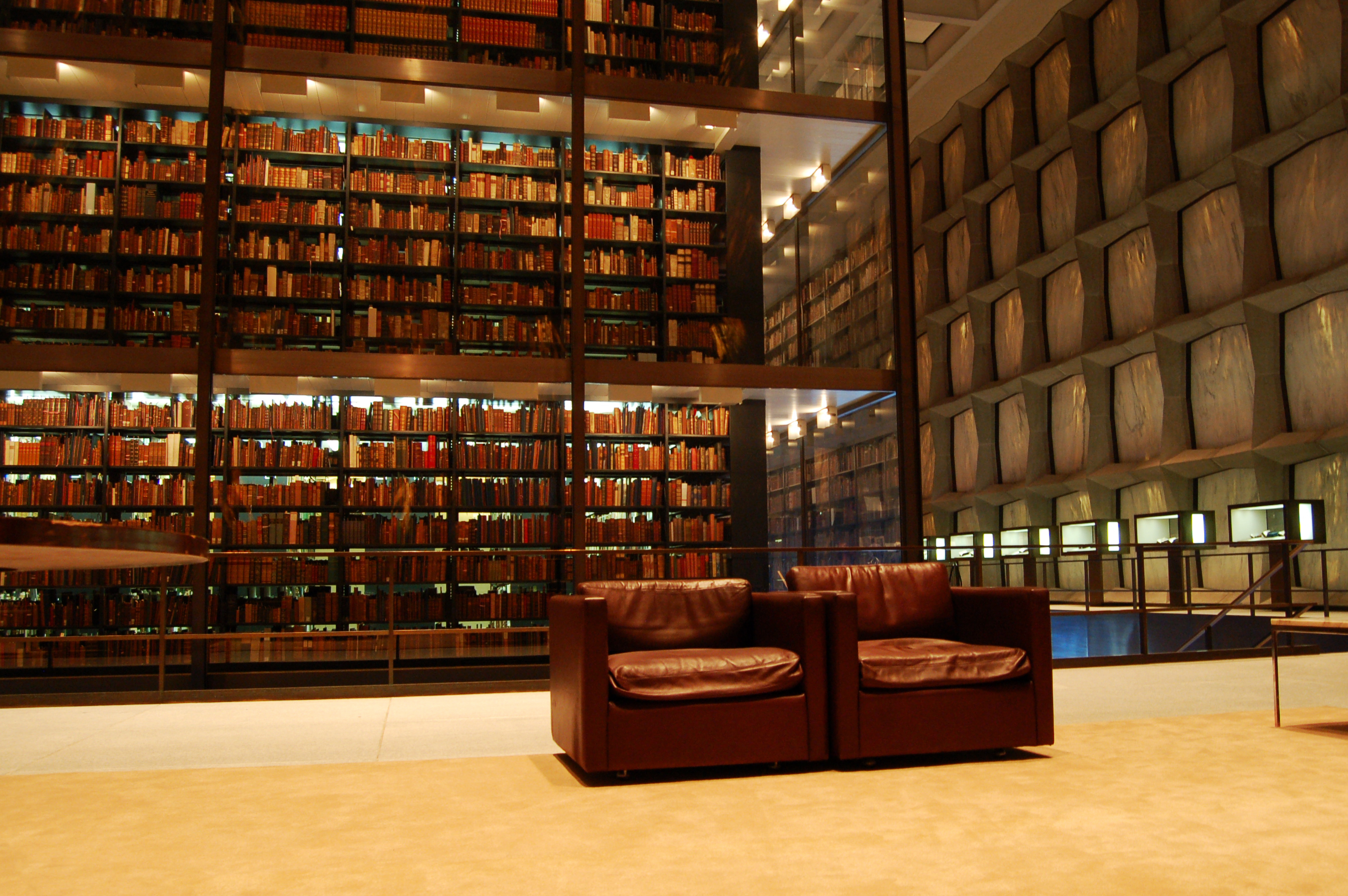 Собрание книг в библиотеках. Йельский университет библиотека. Библиотека Бейнеке в Йельском университете. Королевская библиотека Дании. Библиотека Бейнеке в Йельском университете (1963).